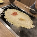 海鮮もんじゃ もすけ - 明太子もちもんじゃ作成中