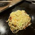 海鮮もんじゃ もすけ - モダン焼き作成中