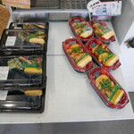 大浦鮮魚店 - 売られてるのは日替わり弁当と油淋鯛弁当