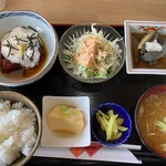 Cafe キッチン 愛 - 日替わりランチ（山かけ鮪、揚げナスの煮浸し）