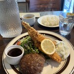 グリルトミー  - スペシャルチョイスセットを注文し、ハンバーグとエビフライを選びました。エビフライは大きくタルタルソースも美味しくいただきました。ハンバーグはスパイシーで好みの味でした。また行かせていただきます。