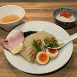 酒肴場 屯 - 【限定】冷やし塩つけ麺（がごめ昆布水×煮干出汁）¥1400、白ご飯¥150