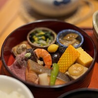 鉢の木 新館 - 贅沢懐石膳の丸重◇和牛ローストビーフ、サーモン幽庵焼、海老艶煮、厚焼玉子、炙り鶏きのこソース、甘長唐辛子焼、銀杏、花豆蜜煮、栗麩田楽味噌、鳥賊黄金焼、なめこおろし◇ 小鉢 菊花と小松菜のお浸、はりはり大根漬、胡麻豆腐