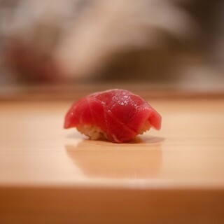 職人の目利きが光る伊勢志摩食材と赤シャリが織り成す珠玉の一貫