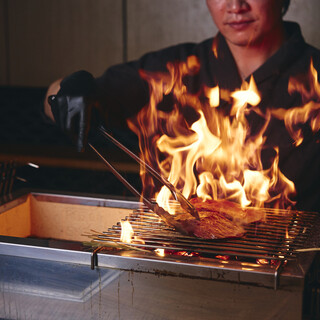 名物ハラミステーキはスタッフが丁寧に焼き上げます。