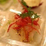 ラ・ゴローザ - 三重天然ヒラメの昆布〆めカルパッチョ:一口前菜より