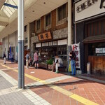 川万 - 何でも無い土曜日ですが、昼時には待ちが出ていました