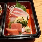 川万 - お刺身アップ、カンパチ大トロとまぐろ中トロ