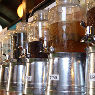 珍しいアルコールの飲み放題コーナーを完備◎