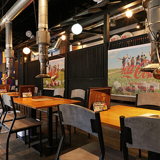 スタッフがこだわって作り上げた韓国の屋台をイメージした店内