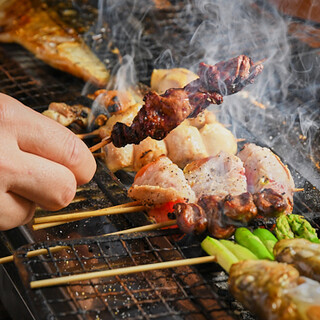 炭火で香ばしく焼き上げた串や、こだわりの干物もおすすめ◎