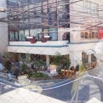 ル・カフェ・ド・エリソン - 窓辺。キルフェボンのナナメ前