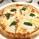 アークラウンジ 新宿西口駅前店 - モッツァレラとトマトのマルゲリータ