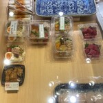 根津松本 - 正午過ぎ　店内ショーケース内の惣菜類の置かれた光景