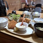 博多もつ鍋 やまや - ◆熟成鶏の唐揚げ明太風味＆アジフライ（長崎）定食（1,600円：税込：カード可） 先払いで、お支払い後席に案内されます。