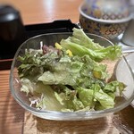 博多もつ鍋 やまや - ◆サラダ・・上はレタス、下は千切りのキャベツ。メインが揚げ物なので、合間に頂くといい口直しに。