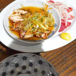 本格酒処シマウマ酒店 - ユイリンチーと腸詰めのハーフプレート