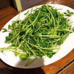 豆苗の炒め物。この一皿で、なんだかとてもヘルシーな気分になれる(^-^)