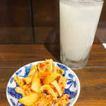 どぶソーダとお通し。厚揚げと大根の中華風、旨味たっぷりの一皿