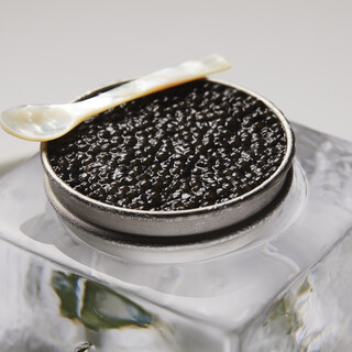 日本各地の厳選食材を使用した季節感溢れる逸品をお届け