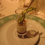 アミューズ　アスパラを飾った野菜のカプチーノ風スープ