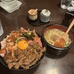ひだまり庵 本店 - 3種盛肉丼　牛かす煮そば