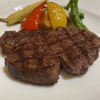 ベンジャミンステーキハウス 六本木 - もともとよく焼いたのが好きだけどミディアムに。結構レアに感じたけどちょうど美味しい焼き加減でした。