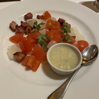 ベンジャミンステーキハウス 六本木 - チョップドサラダ。ベーコンgood。炒めた玉ねぎトマトにブルーチーズソース。