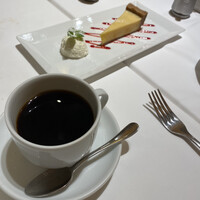 ベンジャミンステーキハウス 六本木 - キーライムタルト、お腹いっぱいで食べるか悩んだけど、酸っぱくてさっぱりしててほんと満足できた。アメリカはなんでも大きいな、っとコーヒーカップみて春のマンハッタン旅行を思い出した^_^