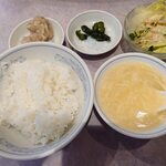 清香園 - ご飯とコーンスープ、香の物、シウマイ、サラダ