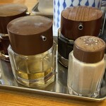 大勝軒 - 卓上のいろいろ