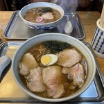 大勝軒 - 手前:チャーシューワンタンメン,奥:ラーメン(麺少な目)