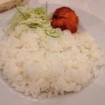 ドラゴンカレー - ライスとチキンティッカにキャベツ添え