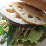 空猫カフェ - ｺﾞﾏﾍﾞｰｸﾞﾙとれんこん＆春ごぼうサラダのｻﾝﾄﾞ