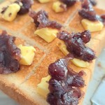 和カフェ 兎月園 - 9パーツにカットされているので餡とバターをちりばめて♬