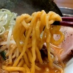 柳家 - 中太縮れ麺は自家栽培の小麦粉使用である。