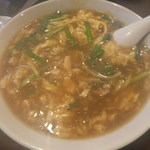 谷記 - 酸辛味麺(半炒飯のセットで577円)
