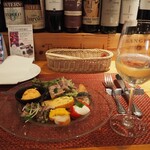 トラットリア・アルモ - 前菜盛り合わせ ＆ 白ワイン