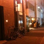 結構寒いのに外で飲んでます