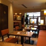 パティスリー アンド カフェ デリーモ - 広々した店内