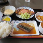 Uinku - 日替わりランチはスープにメインのおかず２つと小鉢が２つそれにご飯がついて６３０円でした。
                      