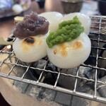 炭焼き団子 志津かわ珈琲庵 - 焼けた方に、のせていくぅ～