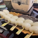 炭焼き団子 志津かわ珈琲庵 - お団子は6本！で味は5種ｗｗ