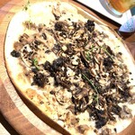 LATTE GRAPHIC - トリュフ香るキノコピザ