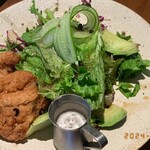 LATTE GRAPHIC - ソイミートがジューシー、黒胡麻のタレが甘めで新鮮