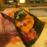 奥 - 海宝鮨：大間の鮪を使用したトロタクの上にタップリの雲丹・キャビアを一緒にのせて 特注の焼き海苔で巻いてあります。♡ とても豪華な取り合わせですネ！ うぅ～ん！プチプチ食感を楽しみながら 雲丹とトロタクがくちの中で蕩けますぅ～。♪♬