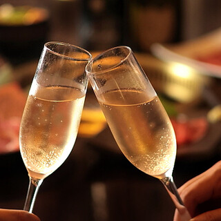 ソムリエ厳選ワインなど豊富なドリンクメニュー。飲み放題もあり