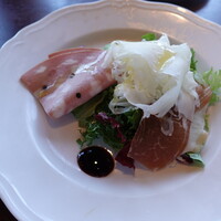 大磯迎賓舘 - 前菜：自家製ハムとラスパドゥーラ・サラダ