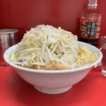 ラーメン二郎 - 盛り付ける弟子によって風貌が異なる。麺あげは総帥
