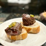 Gandarias - お目当てのソロミーリョは、程よい噛み応えで美味しい！
            サーヴに時間がかかるので、フードコートばりの呼び出しブザーを渡されて待機です。
            小さなダイス状なのに、ちゃんと焼いてくれている証拠。
            素晴らしい。